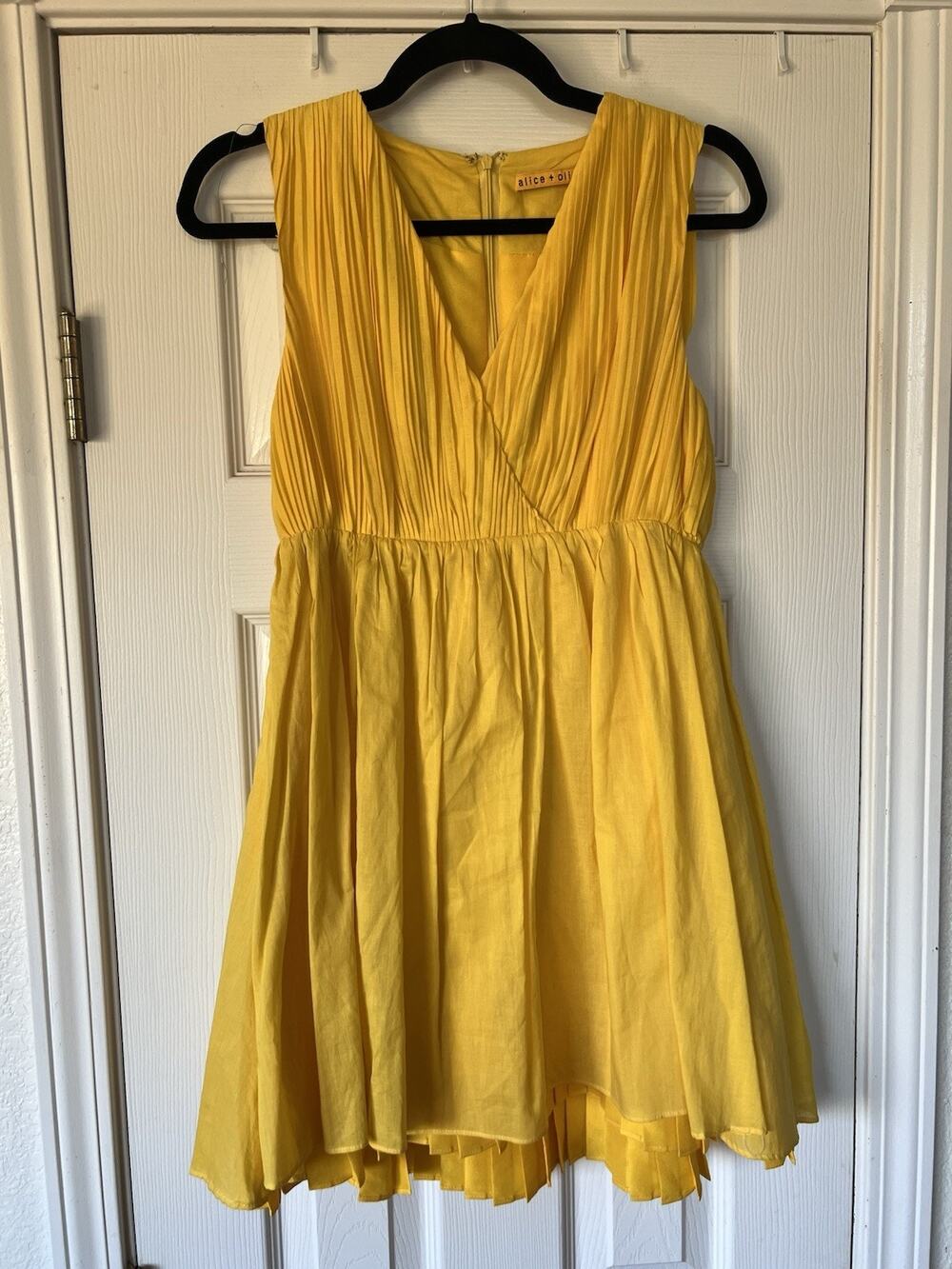 Alice + Olivia Yellow Pleated Midi Dress 💛 So Flattering